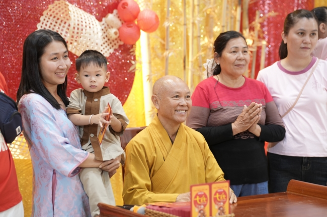 Tặng lộc đầu Xuân - Mồng 2 Tết Bính Ngọ 2026