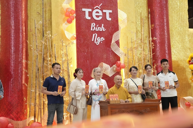 Tặng lộc đầu Xuân - Mồng 2 Tết Bính Ngọ 2026