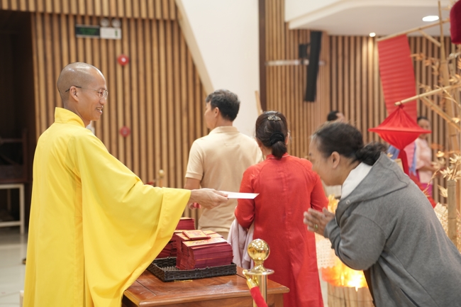 Tặng lộc đầu Xuân - Mồng 2 Tết Bính Ngọ 2026