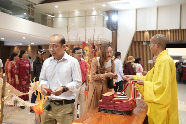 Tặng lộc đầu Xuân - Mồng 2 Tết Bính Ngọ 2026