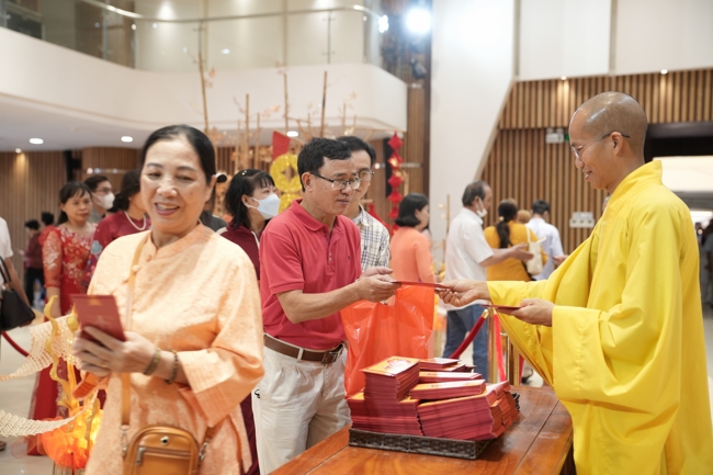 Tặng lộc đầu Xuân - Mồng 2 Tết Bính Ngọ 2026