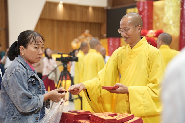 Tặng lộc đầu Xuân - Mồng 2 Tết Bính Ngọ 2026