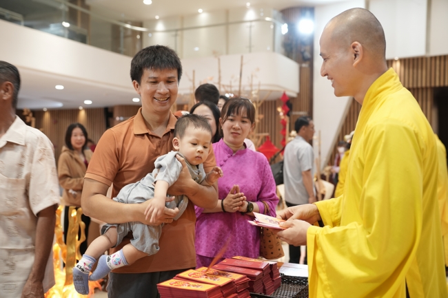 Tặng lộc đầu Xuân - Mồng 2 Tết Bính Ngọ 2026