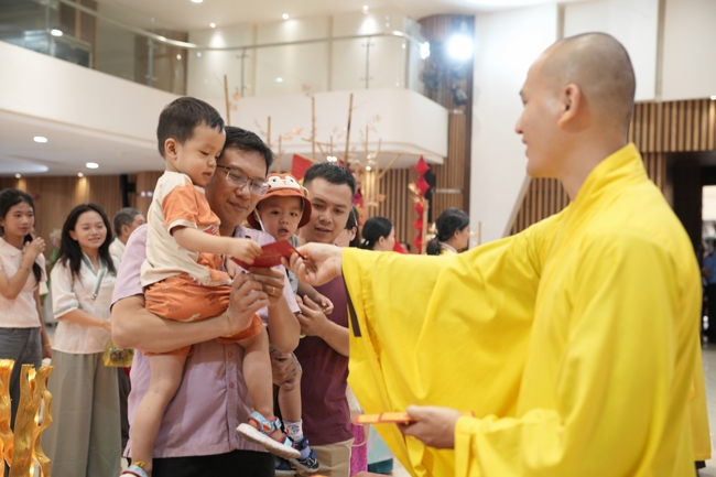 Tặng lộc đầu Xuân - Mồng 2 Tết Bính Ngọ 2026