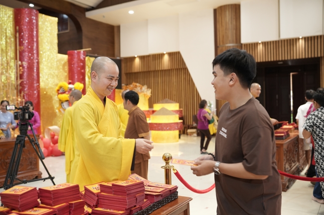 Tặng lộc đầu Xuân - Mồng 2 Tết Bính Ngọ 2026