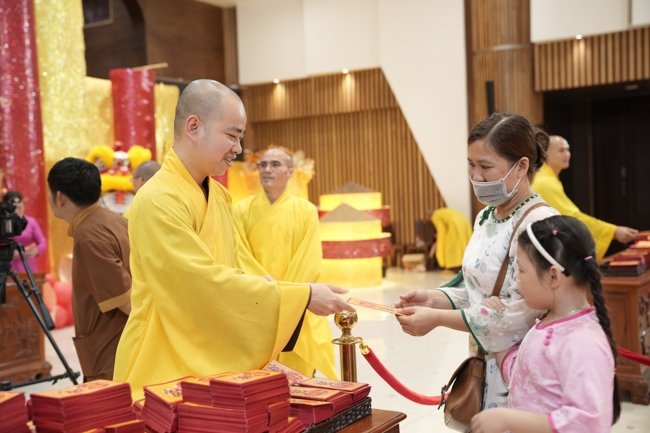 Tặng lộc đầu Xuân - Mồng 2 Tết Bính Ngọ 2026