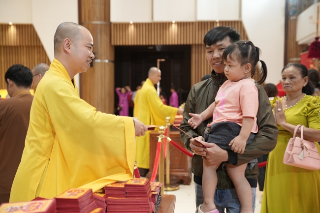 Tặng lộc đầu Xuân - Mồng 2 Tết Bính Ngọ 2026