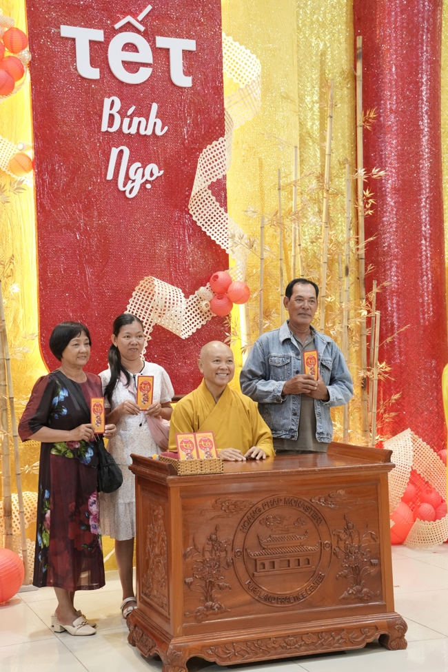 Tặng lộc đầu Xuân - Mồng 2 Tết Bính Ngọ 2026