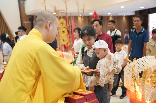 Tặng lộc đầu Xuân - Mồng 2 Tết Bính Ngọ 2026