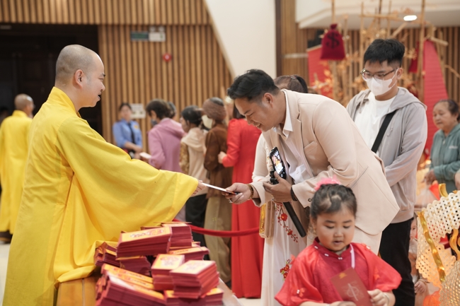 Tặng lộc đầu Xuân - Mồng 2 Tết Bính Ngọ 2026