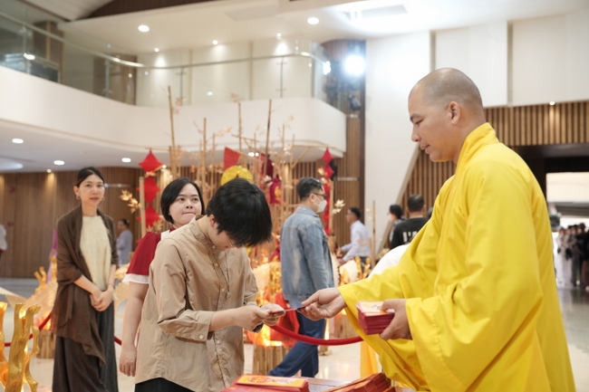 Tặng lộc đầu Xuân - Mồng 2 Tết Bính Ngọ 2026