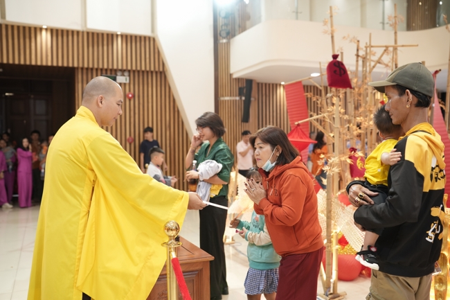 Tặng lộc đầu Xuân - Mồng 2 Tết Bính Ngọ 2026