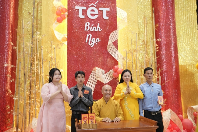 Tặng lộc đầu Xuân - Mồng 2 Tết Bính Ngọ 2026