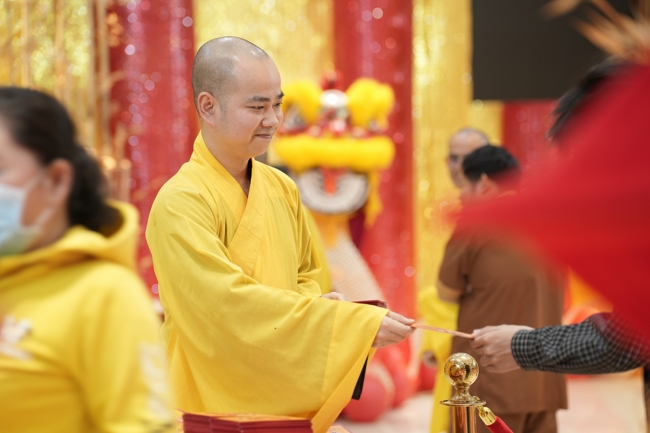 Tặng lộc đầu Xuân - Mồng 2 Tết Bính Ngọ 2026