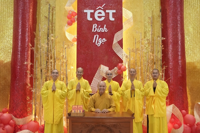 Tặng lộc đầu Xuân - Mồng 2 Tết Bính Ngọ 2026