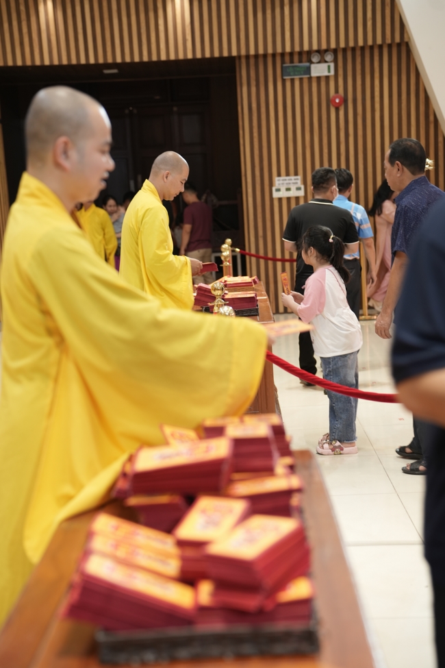 Tặng lộc đầu Xuân - Mồng 2 Tết Bính Ngọ 2026