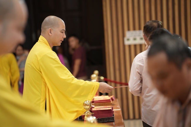 Tặng lộc đầu Xuân - Mồng 2 Tết Bính Ngọ 2026