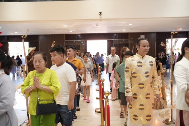 Tặng lộc đầu Xuân - Mồng 2 Tết Bính Ngọ 2026