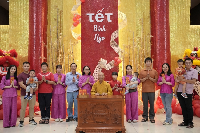 Tặng lộc đầu Xuân - Mồng 2 Tết Bính Ngọ 2026