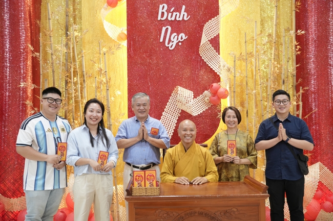 Tặng lộc đầu Xuân - Mồng 2 Tết Bính Ngọ 2026