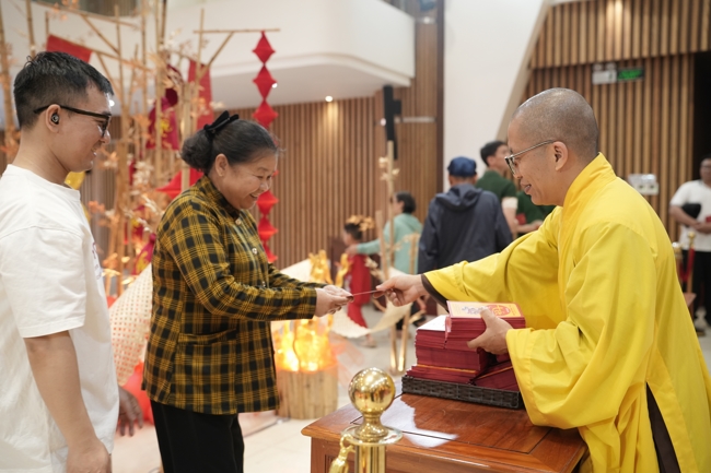 Tặng lộc đầu Xuân - Mồng 2 Tết Bính Ngọ 2026