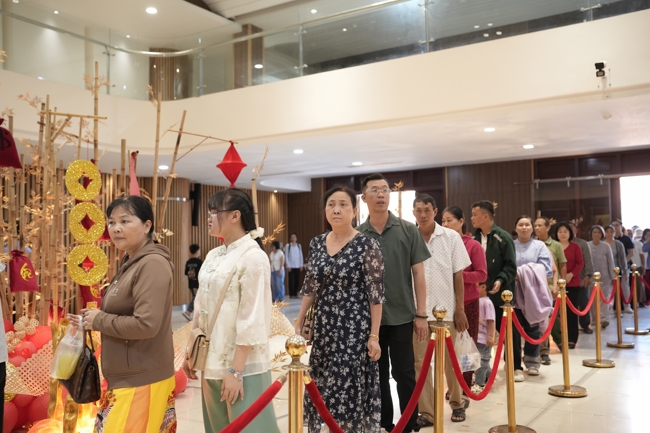 Tặng lộc đầu Xuân - Mồng 2 Tết Bính Ngọ 2026