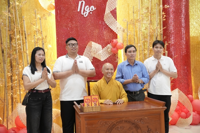 Tặng lộc đầu Xuân - Mồng 2 Tết Bính Ngọ 2026