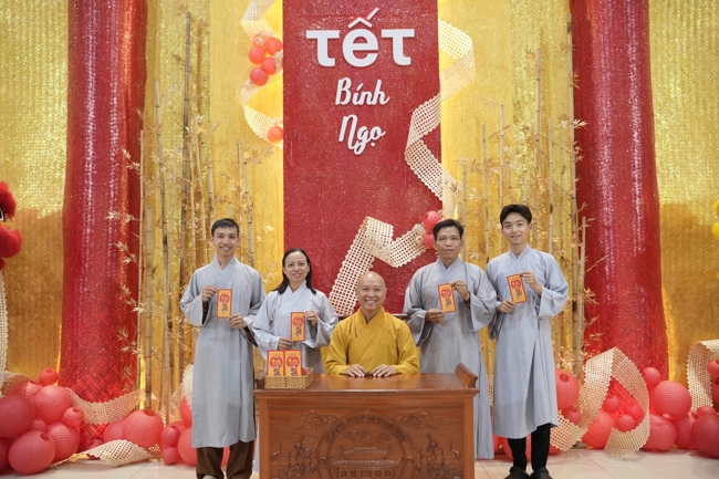 Tặng lộc đầu Xuân - Mồng 2 Tết Bính Ngọ 2026