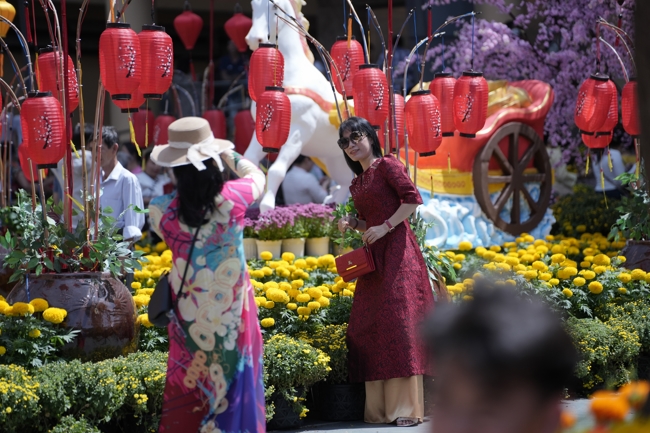 Tặng lộc đầu Xuân - Mồng 2 Tết Bính Ngọ 2026