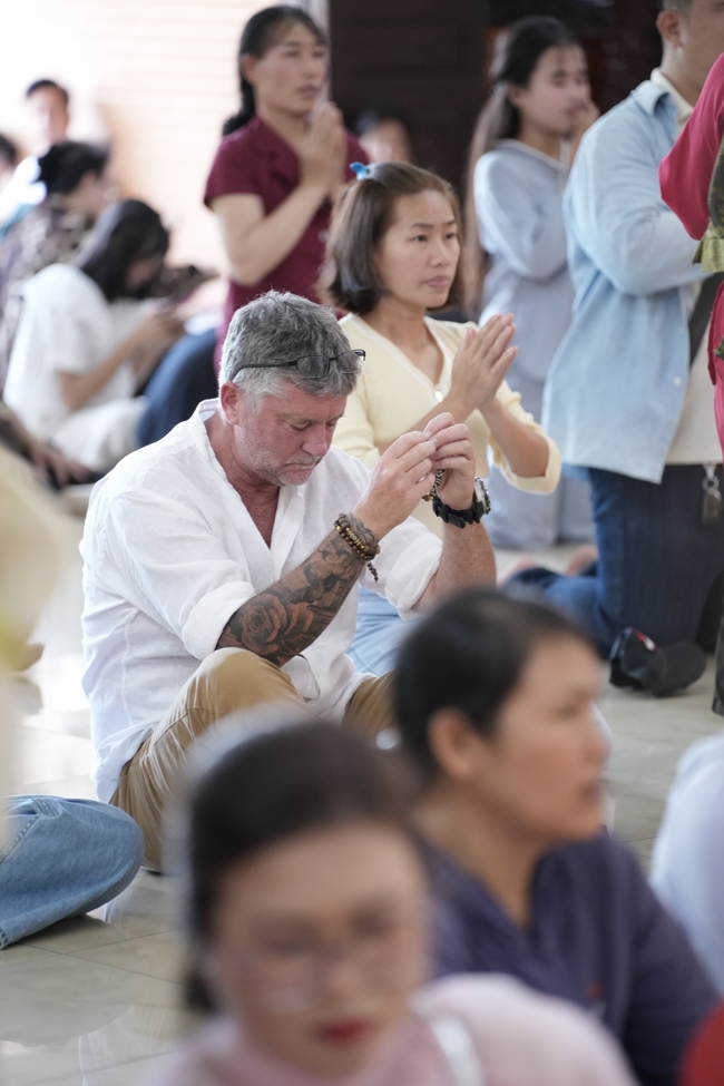 Tặng lộc đầu Xuân - Mồng 2 Tết Bính Ngọ 2026