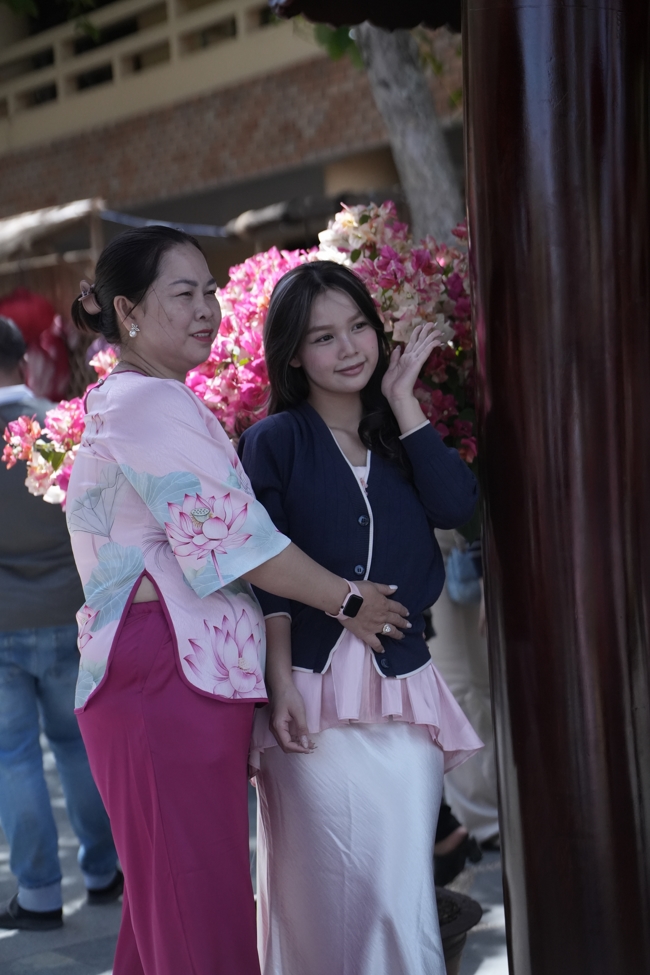 Tặng lộc đầu Xuân - Mồng 2 Tết Bính Ngọ 2026