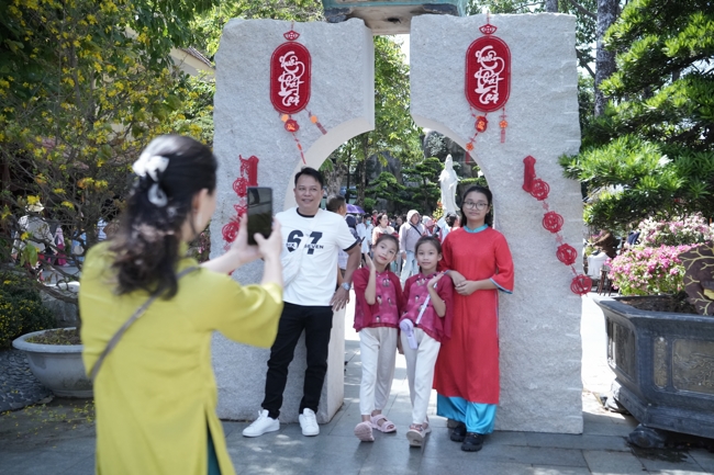 Tặng lộc đầu Xuân - Mồng 2 Tết Bính Ngọ 2026