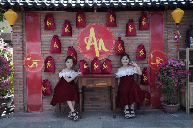 Tặng lộc đầu Xuân - Mồng 2 Tết Bính Ngọ 2026