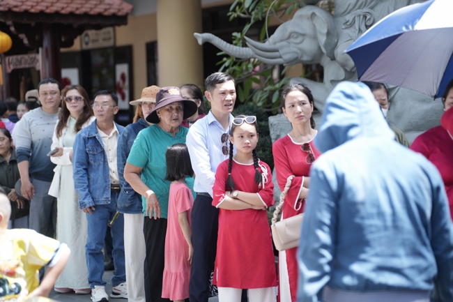 Tặng lộc đầu Xuân - Mồng 2 Tết Bính Ngọ 2026