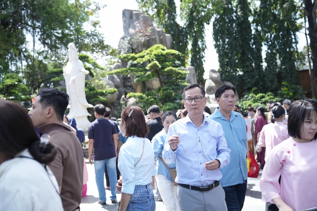 Tặng lộc đầu Xuân - Mồng 2 Tết Bính Ngọ 2026