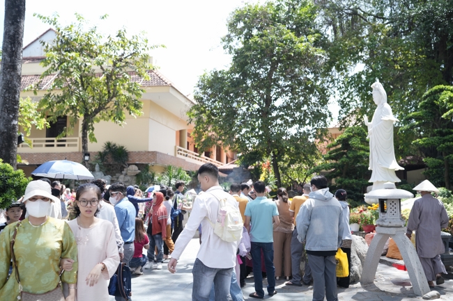 Tặng lộc đầu Xuân - Mồng 2 Tết Bính Ngọ 2026