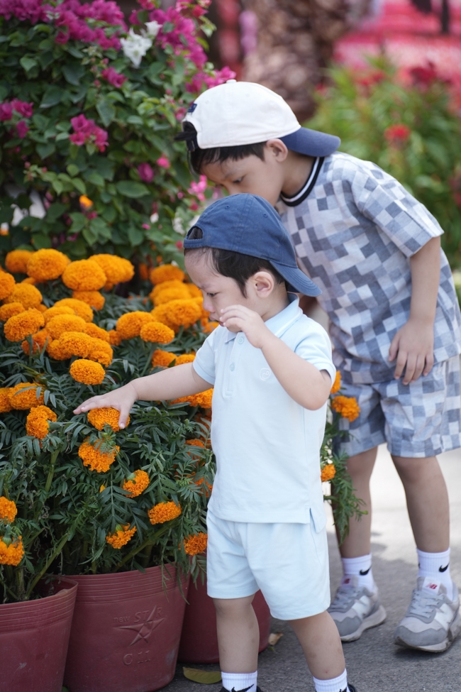 Tặng lộc đầu Xuân - Mồng 2 Tết Bính Ngọ 2026