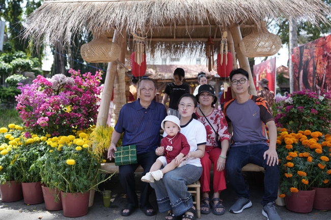 Tặng lộc đầu Xuân - Mồng 2 Tết Bính Ngọ 2026