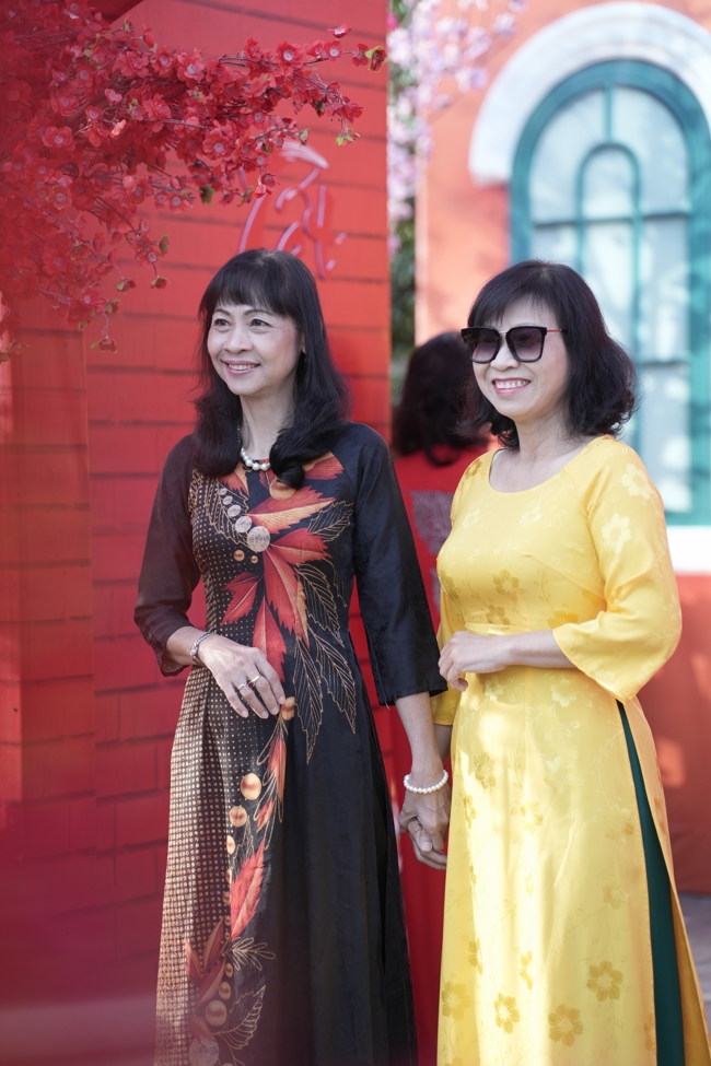 Tặng lộc đầu Xuân - Mồng 2 Tết Bính Ngọ 2026