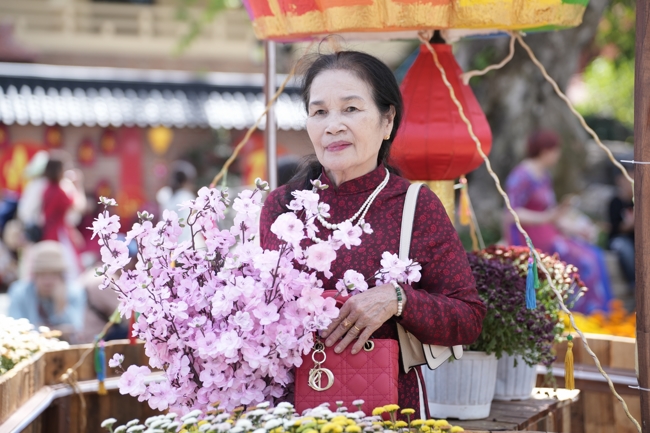 Tặng lộc đầu Xuân - Mồng 2 Tết Bính Ngọ 2026