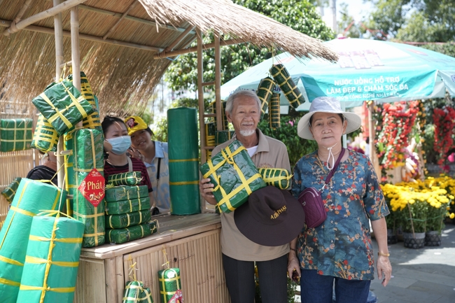 Tặng lộc đầu Xuân - Mồng 2 Tết Bính Ngọ 2026