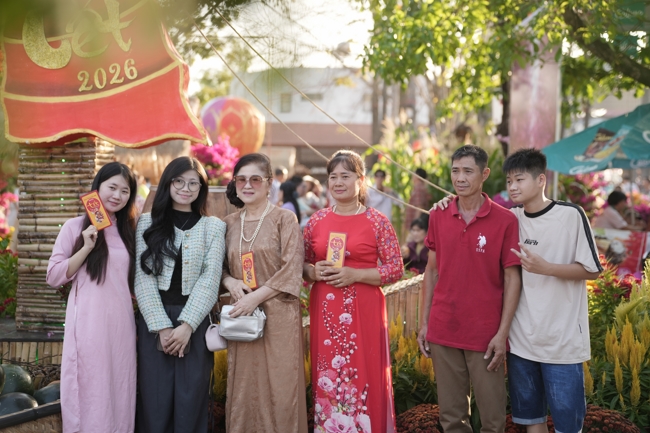 Tặng lộc đầu xuân - Mồng 4 Tết Bính Ngọ 2026.