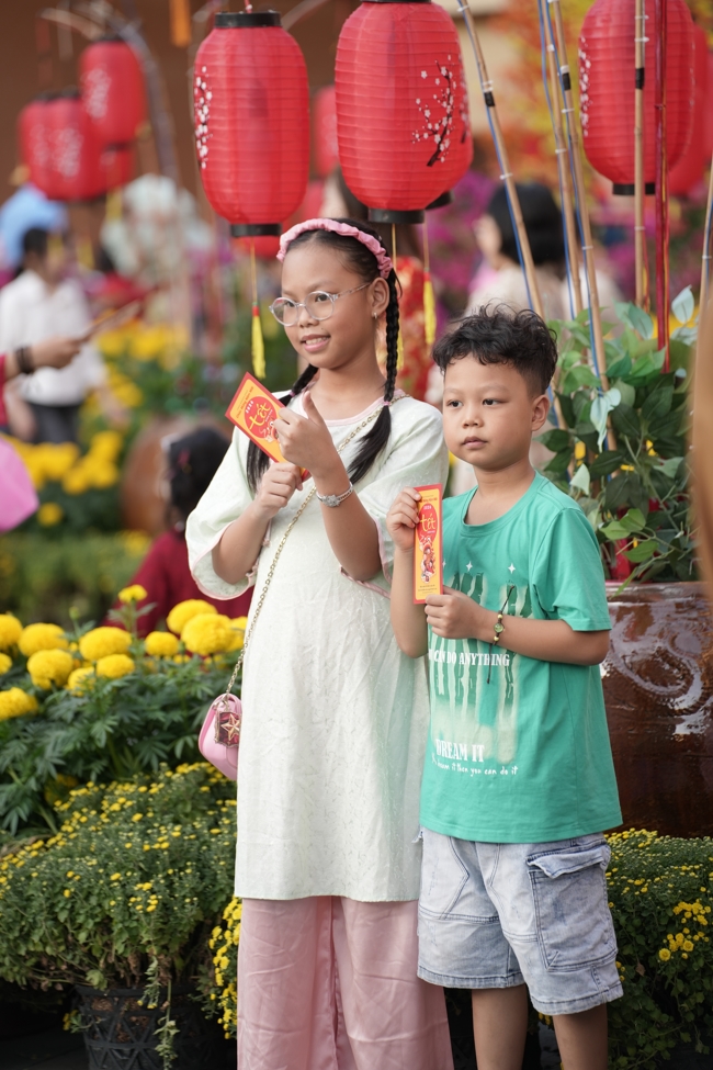 Tặng lộc đầu xuân - Mồng 4 Tết Bính Ngọ 2026.