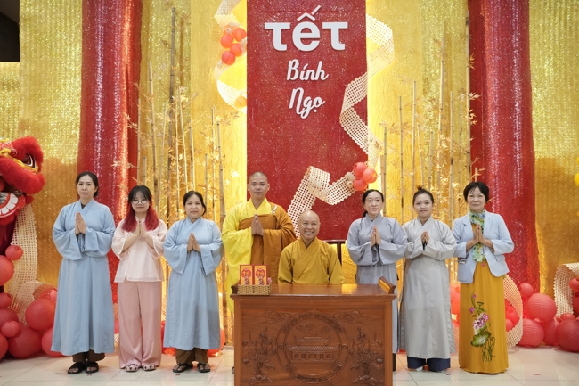 Tặng lộc đầu xuân - Mồng 4 Tết Bính Ngọ 2026.