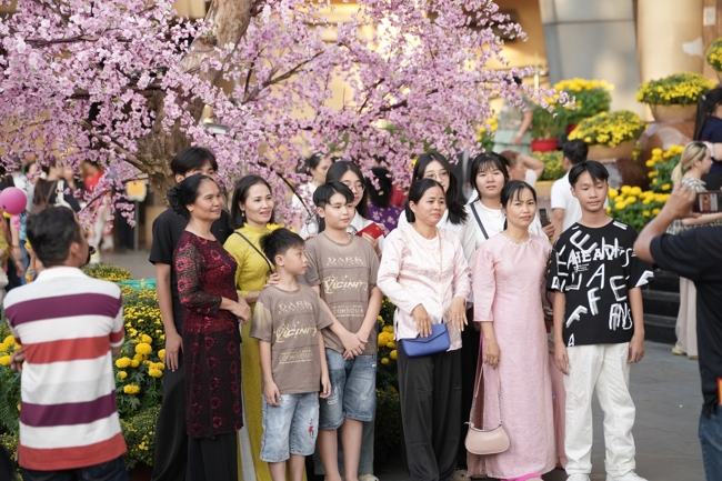 Tặng lộc đầu xuân - Mồng 4 Tết Bính Ngọ 2026.