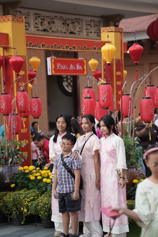 Tặng lộc đầu xuân - Mồng 4 Tết Bính Ngọ 2026.