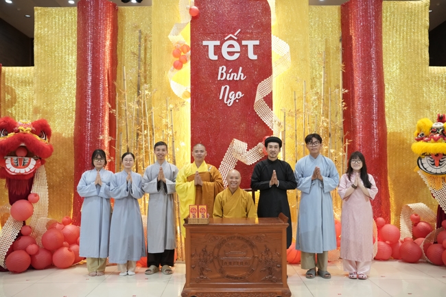 Tặng lộc đầu xuân - Mồng 4 Tết Bính Ngọ 2026.