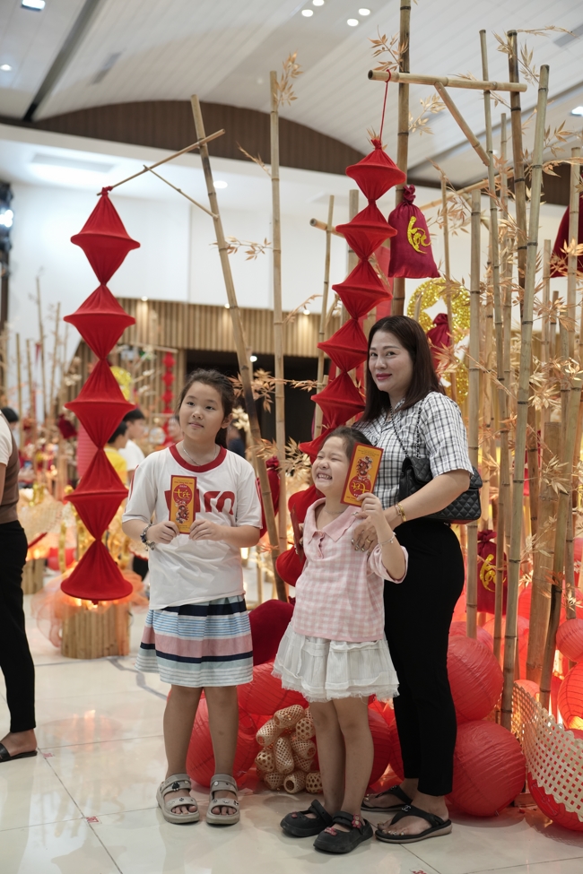 Tặng lộc đầu xuân - Mồng 4 Tết Bính Ngọ 2026.