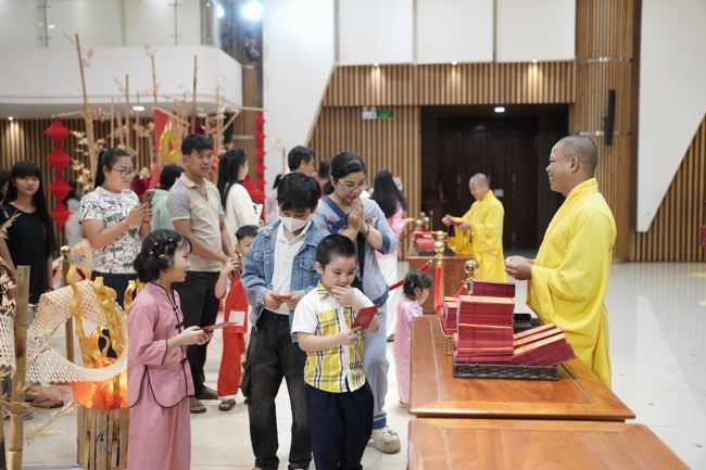 Tặng lộc đầu xuân - Mồng 4 Tết Bính Ngọ 2026.