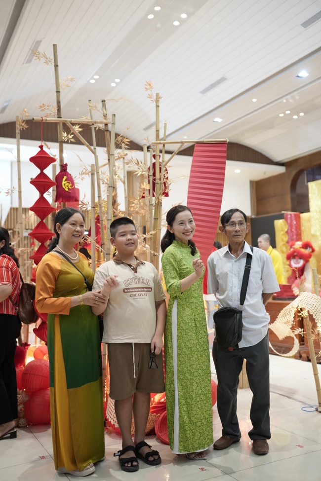 Tặng lộc đầu xuân - Mồng 4 Tết Bính Ngọ 2026.